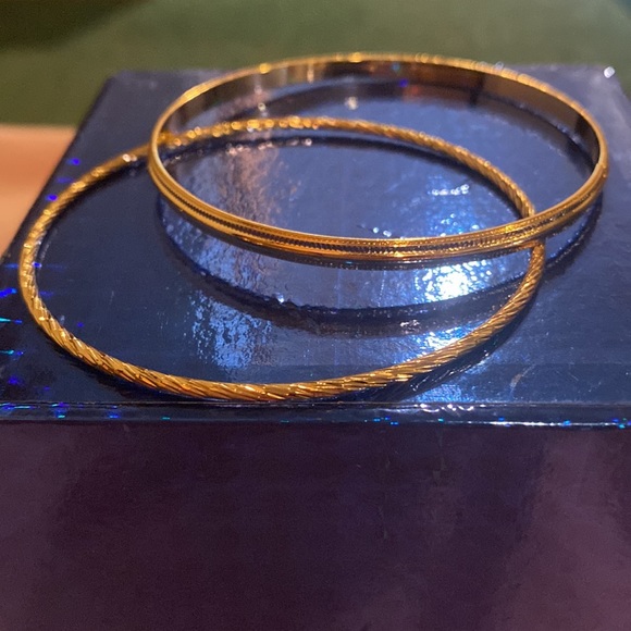 NWT Guess 7 gold tone bangle bracelet set.Brand new,never worn,stackable. - Picture 9 of 14